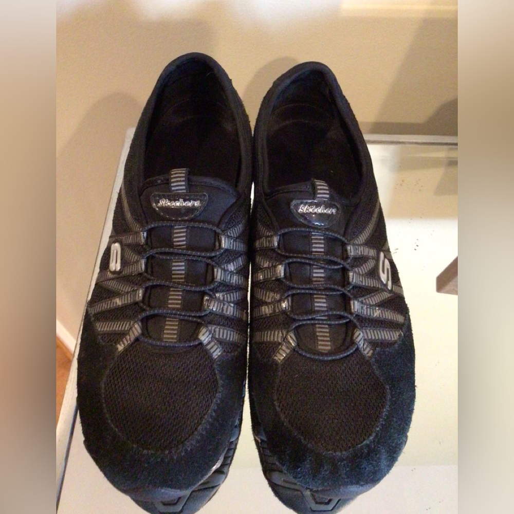 Super comfy black Skechers- elastic lace up